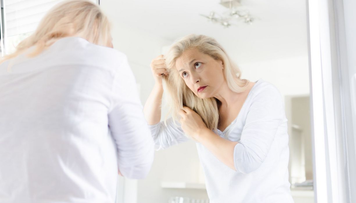 Angst und Stress kann zu Haarausfall führen, der sich oft erst viele Monate später zeigt.