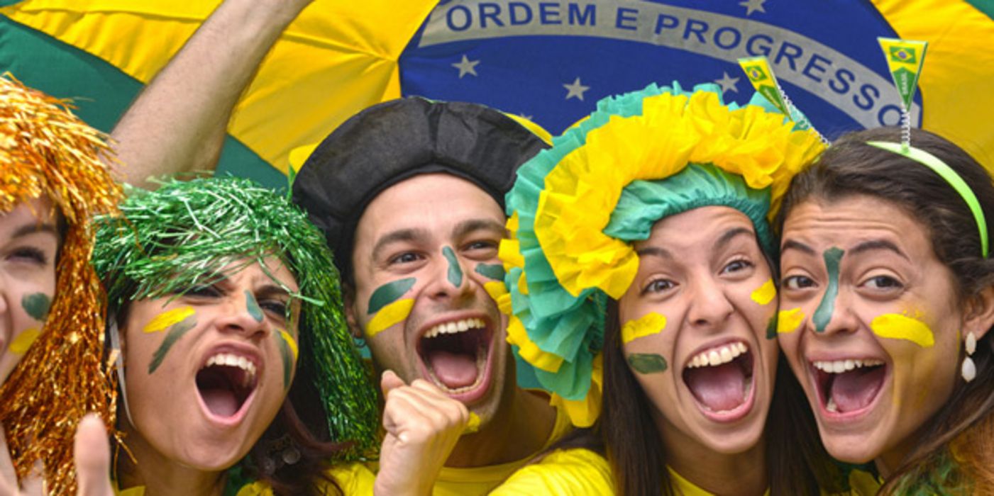 Nahaufnahme: Jubelnde junge brasilianische Fußballfans (Frauen und Männer)