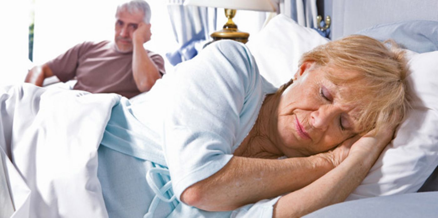 Schlafende Seniorin mit wachem Mann