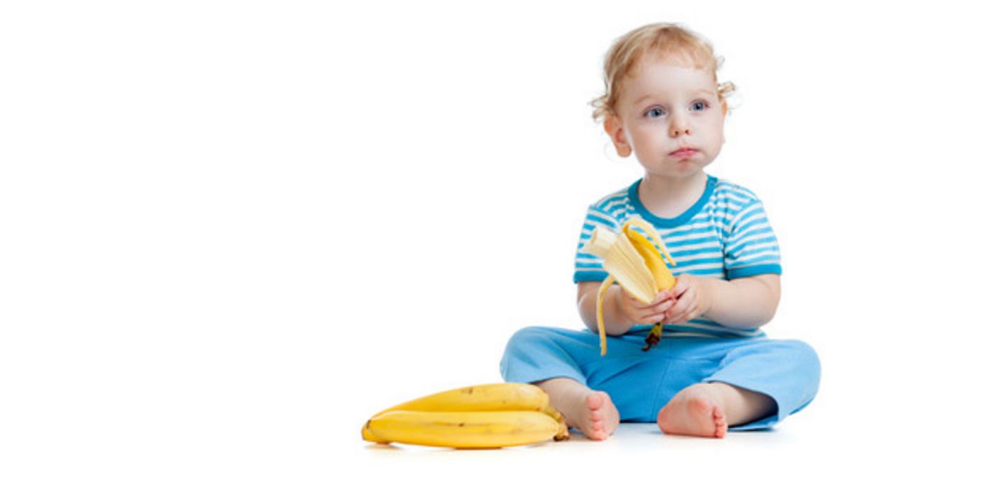 Kleinkind isst eine Banane