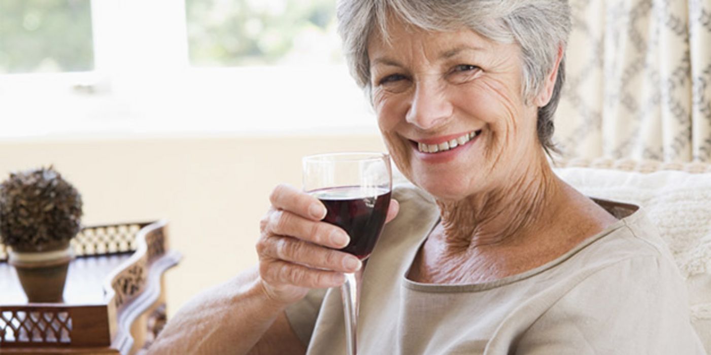 Ein Gläschen Wein ist - in Absprache mit dem behandelnden Arzt - auch für Patienten mit Herzschwäche möglich.
