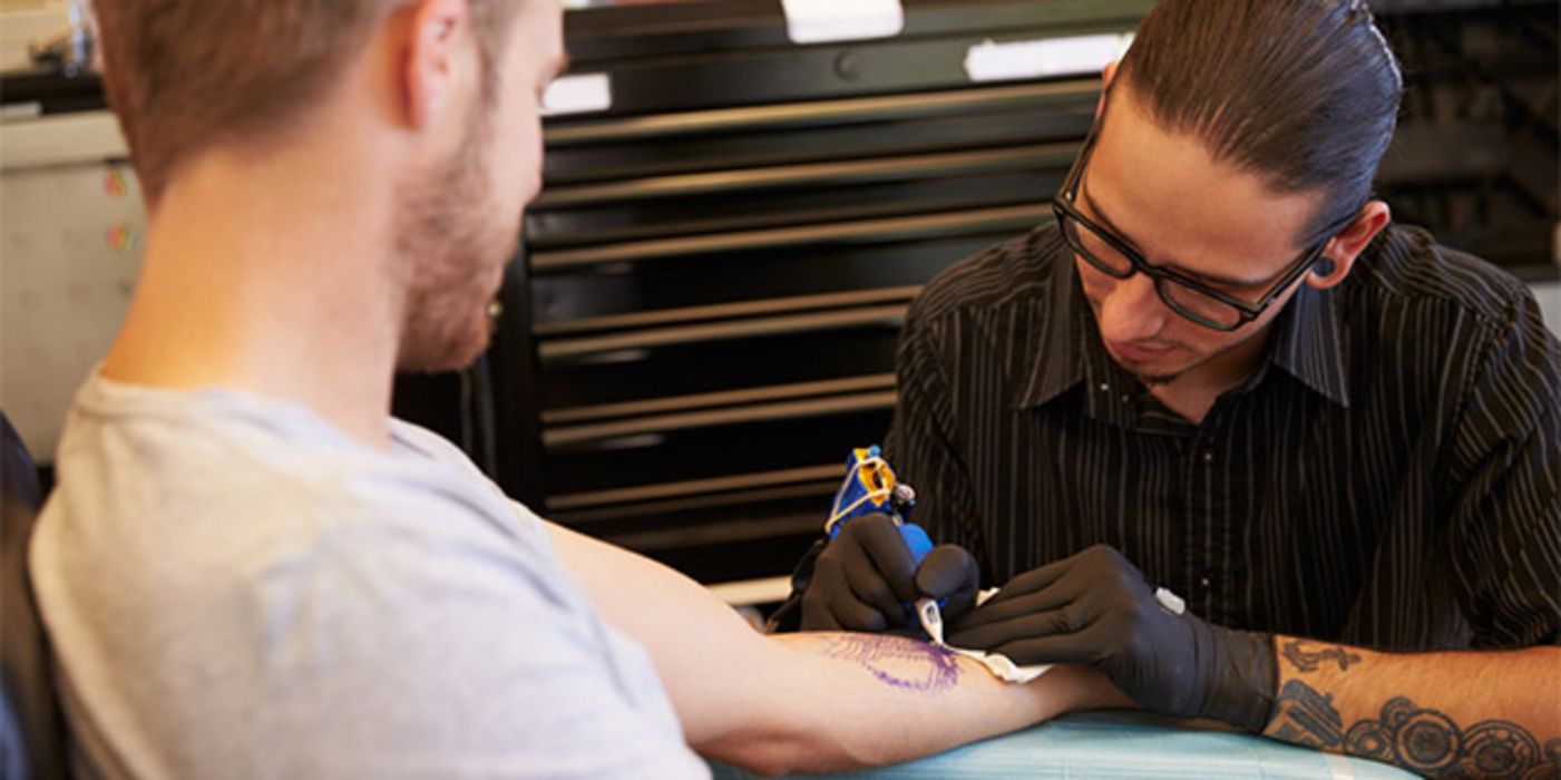 Forscher haben untersucht, wie sicher Tattoo-Farbstoffe sind.