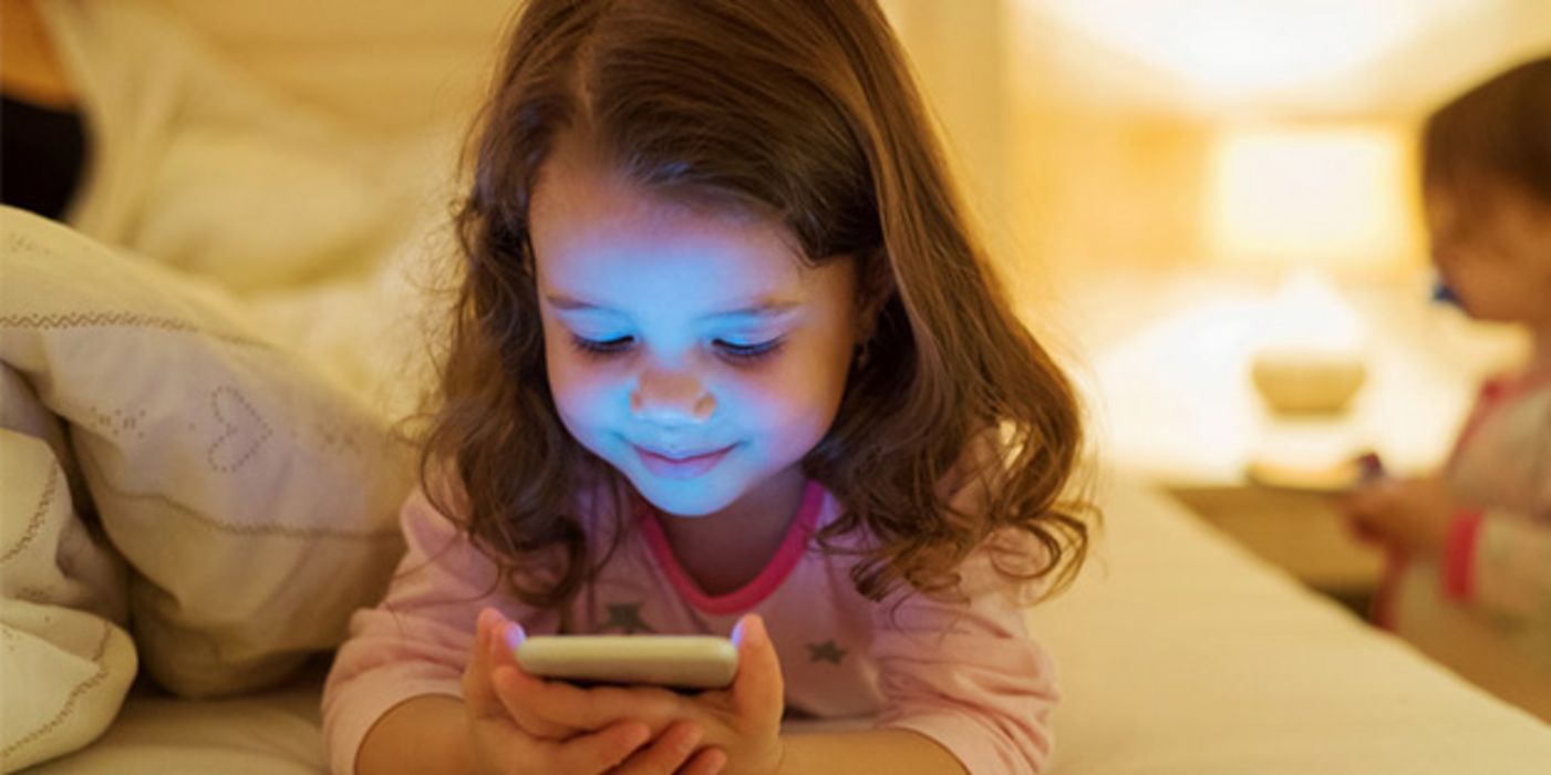 Smartphone und Tablet sind für Kinder so faszinierend, dass sie sich oft bis spät abends damit beschäftigen.
