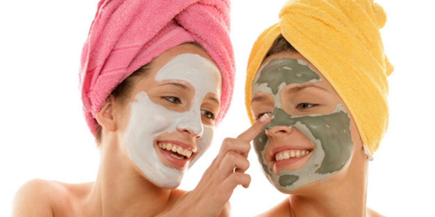 Zwei Frauen, die sich Gesichtsmasken auftragen