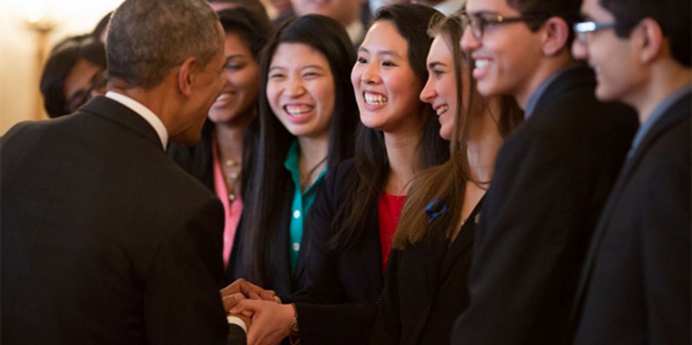 Barack Obama begrüßt eine asiatische Delegation, alle lächeln freundlich