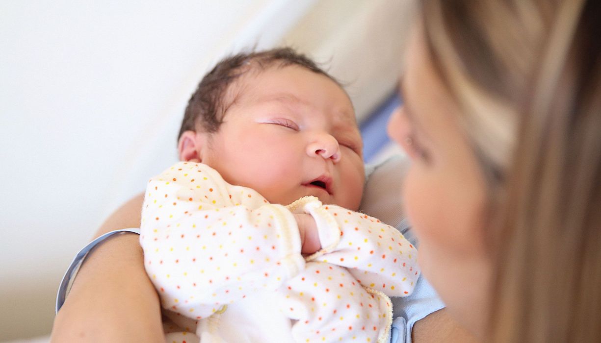 Eine Studie hat mögliche Komplikationen verschiedener Geburtsformen verglichen.