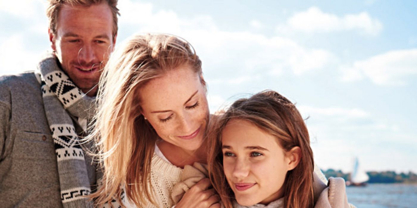 Familienfoto Vater, Mutter und Tochter in warmer Kleidung, Tochter ca. 13/14 Jahre alt, Hafen im Hintergrund