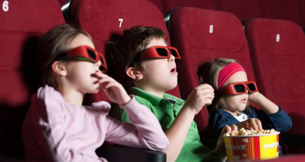 Kinder mit 3D-Brillen im Kino