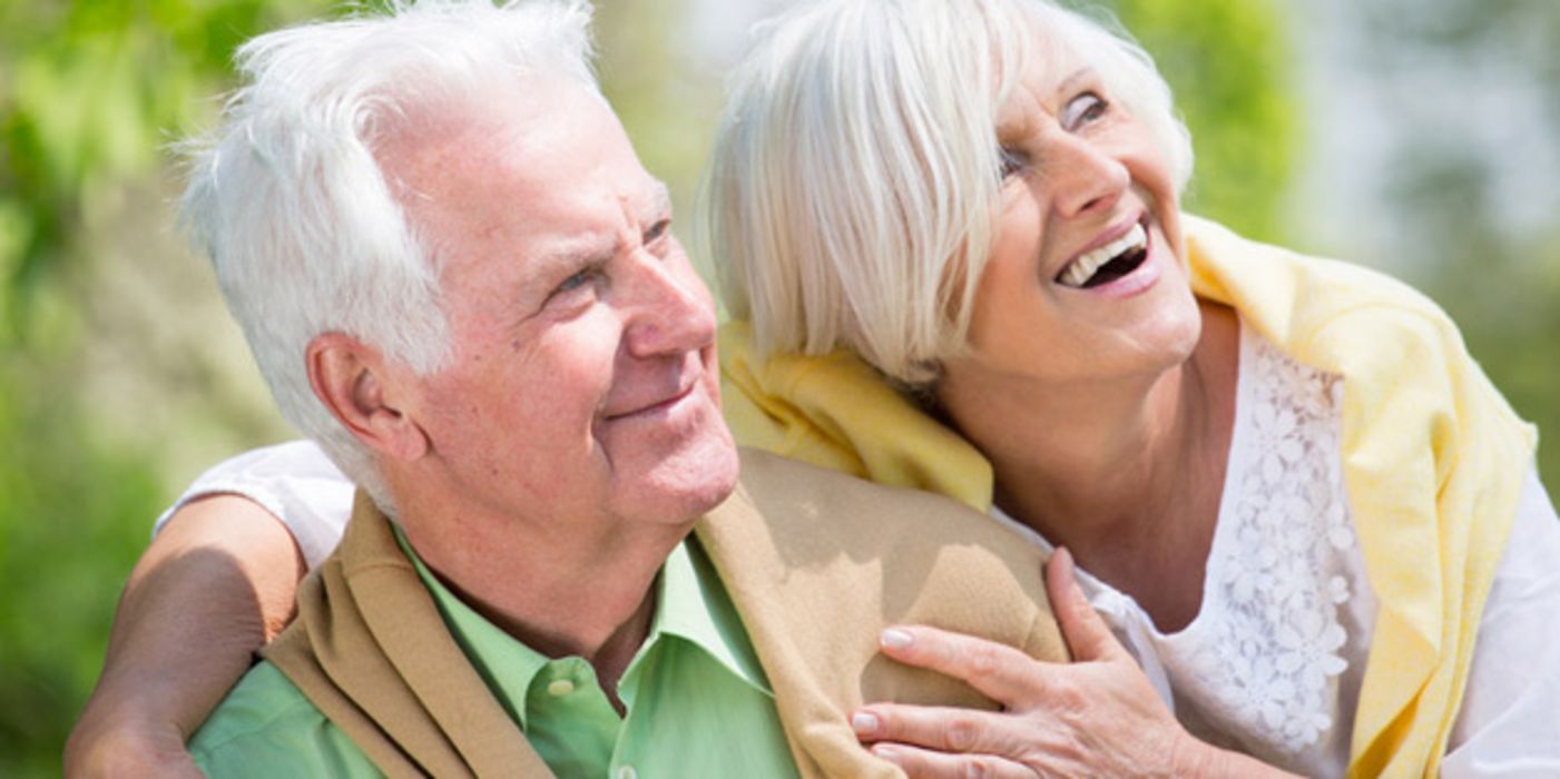 Fittes Seniorenpaar mit weißen Haaren