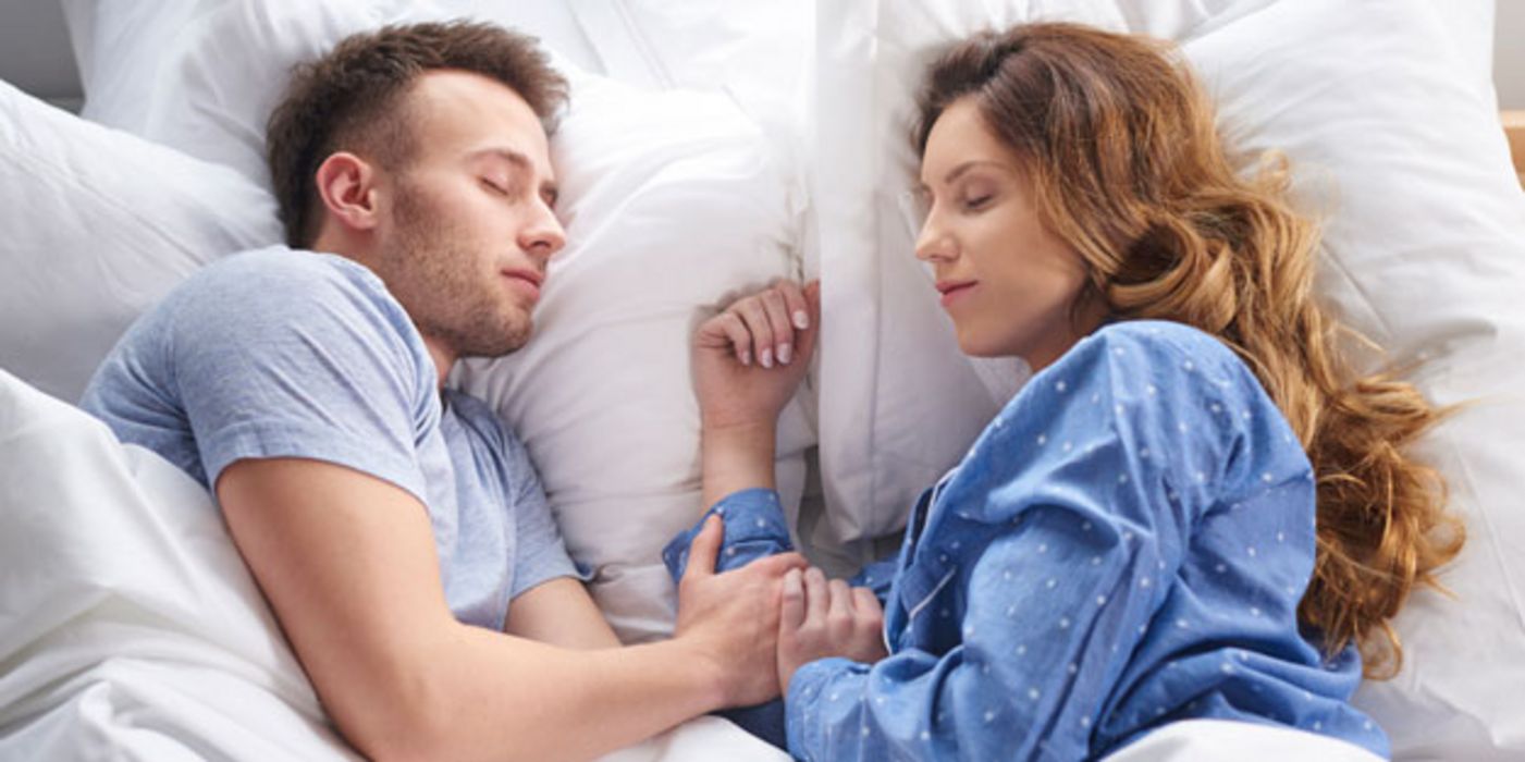 Paare, die sich ein Bett teilen, haben eine höhere Schlafqualität.