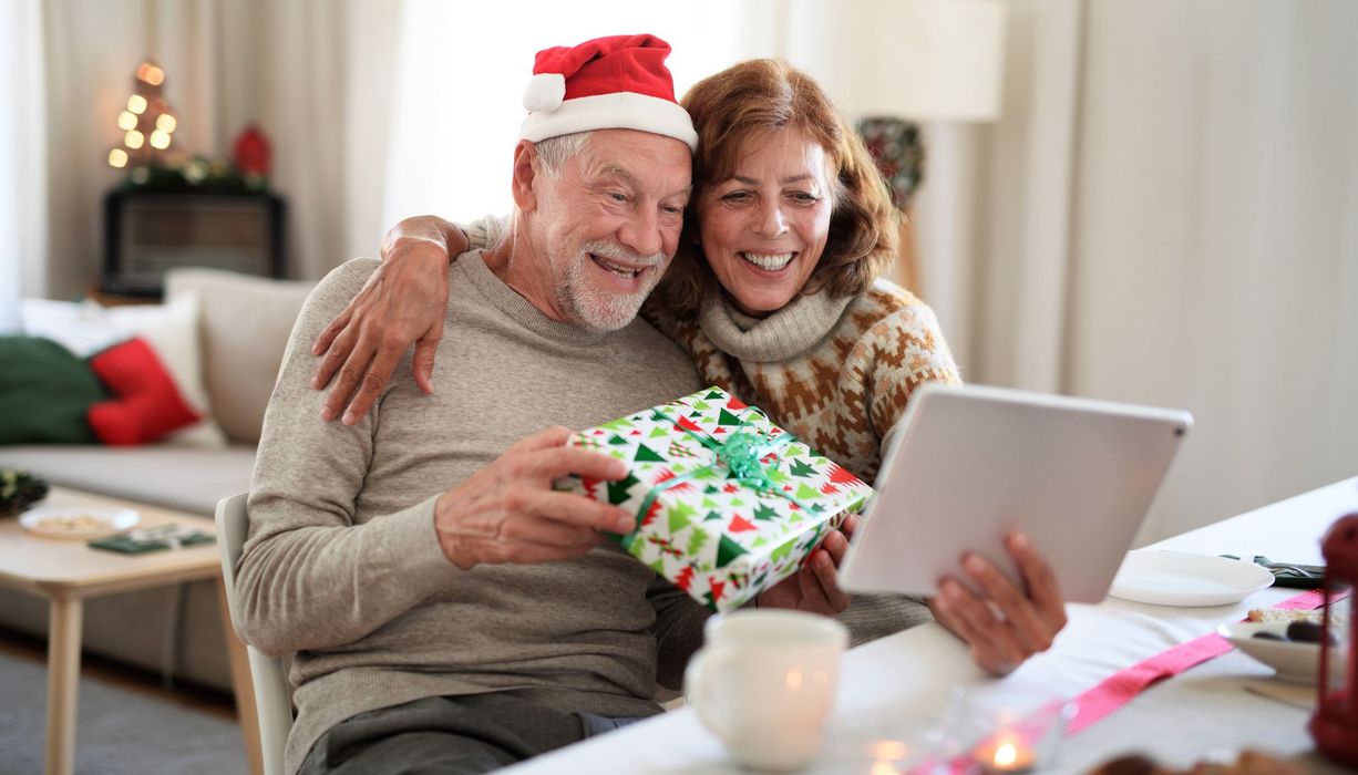 Älteres Paar chattet an Weihnachten mit den Liebsten