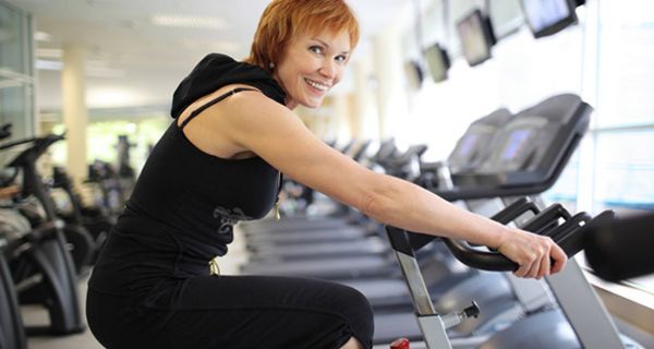 Schon kurze Einheiten im Fitnessstudio helfen, den Körper vor Entzündungen zu schützen.