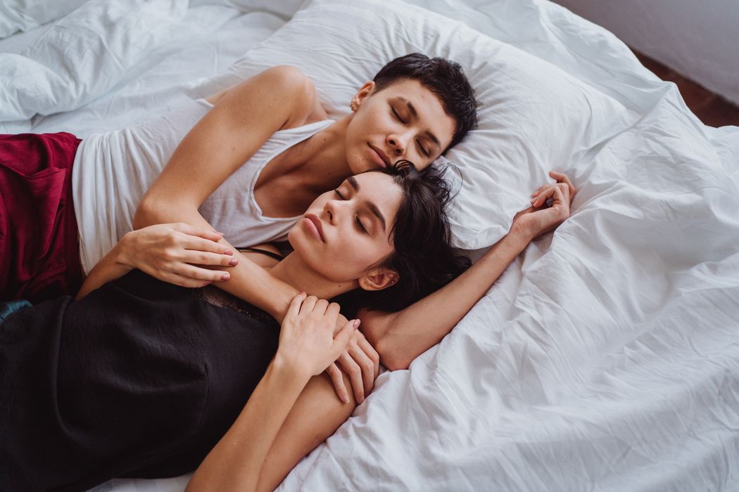 Zwei Frauen, schlafen zusammen friedlich in einem Bett.