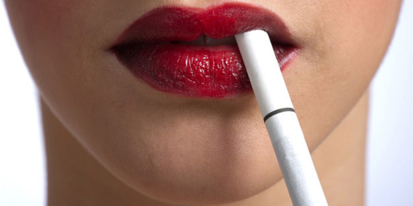Weiße Zigarette mit roten Lippen