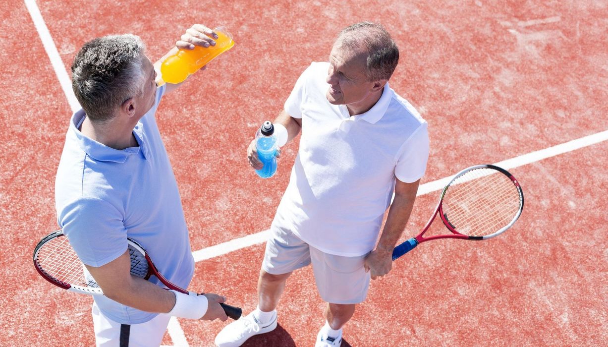 Zwei Männer auf dem Tennisplatz.