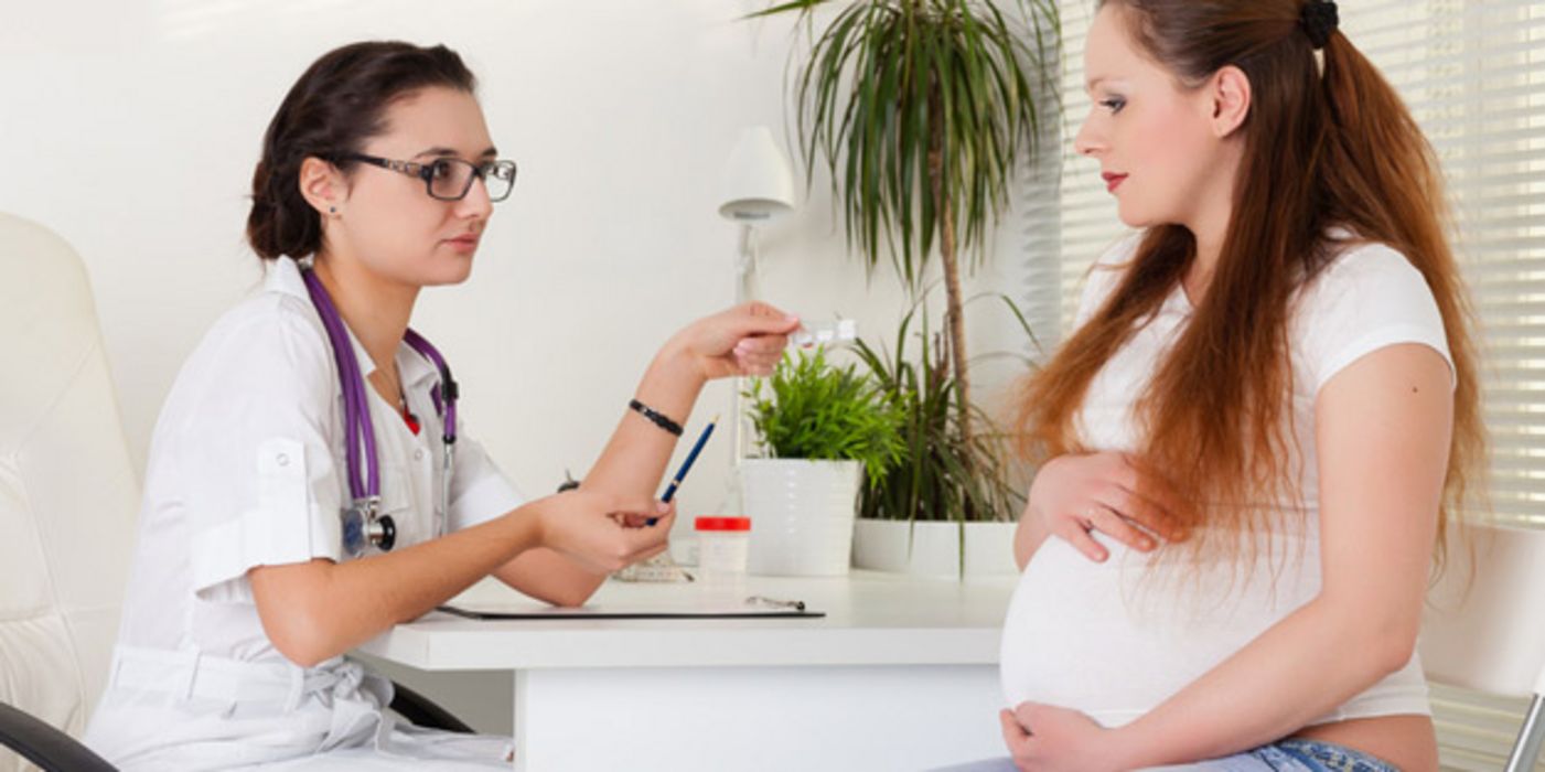 Schwangere wird von ihrer Ärztin zu Medikamenten beraten