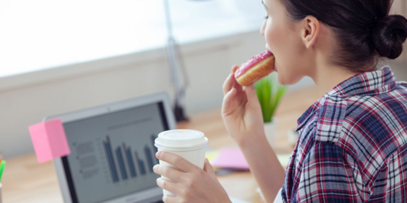 Snacks am Arbeitsplatz sind häufig ungesund.