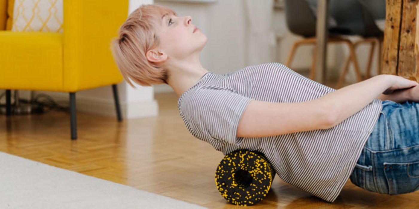 Rollmassagen sollen muskulär bedingten Rückenschmerzen vorbeugen.