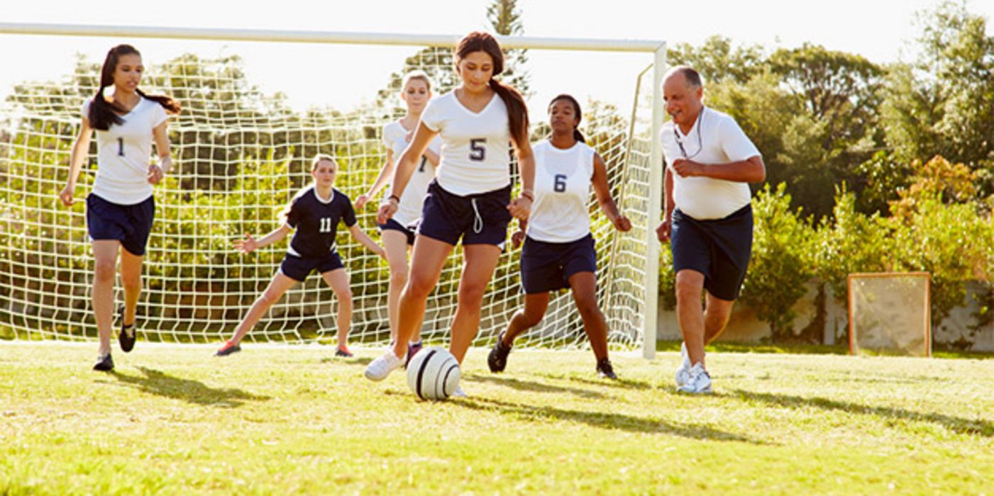 Viele Frauen spielen heutzutage Fußball. Dabei ist das Verletzungsrisiko für sie teils höher als das von Männern.