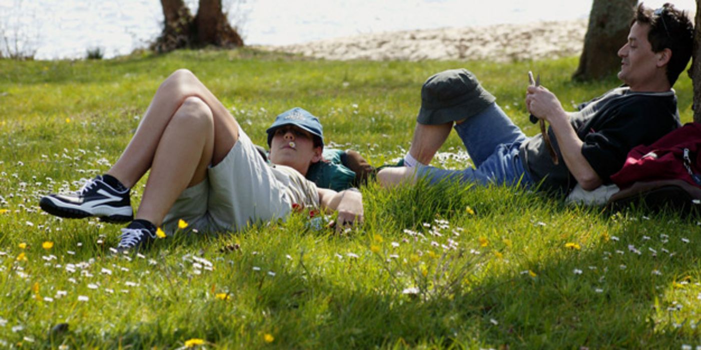 Junges Paar liegt auf einer sommerlichen Wiese