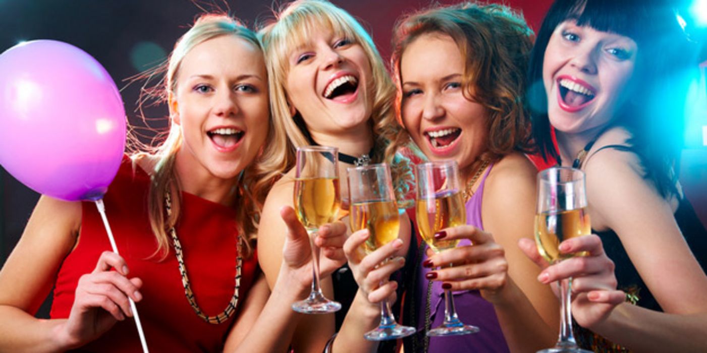 Junge Frauen feiern und trinken Sekt.