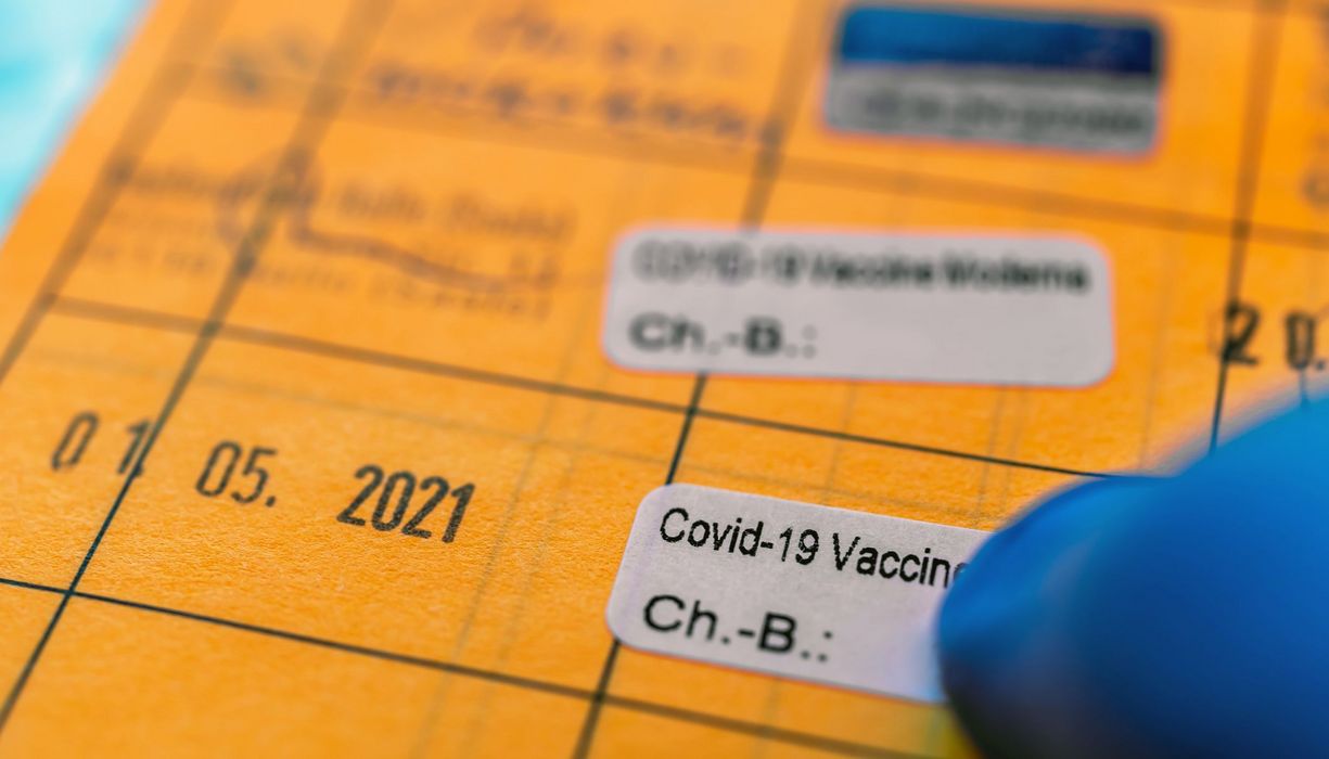 Gelber Impfausweis mit einer dokumentierten Covid-19-Impfung.