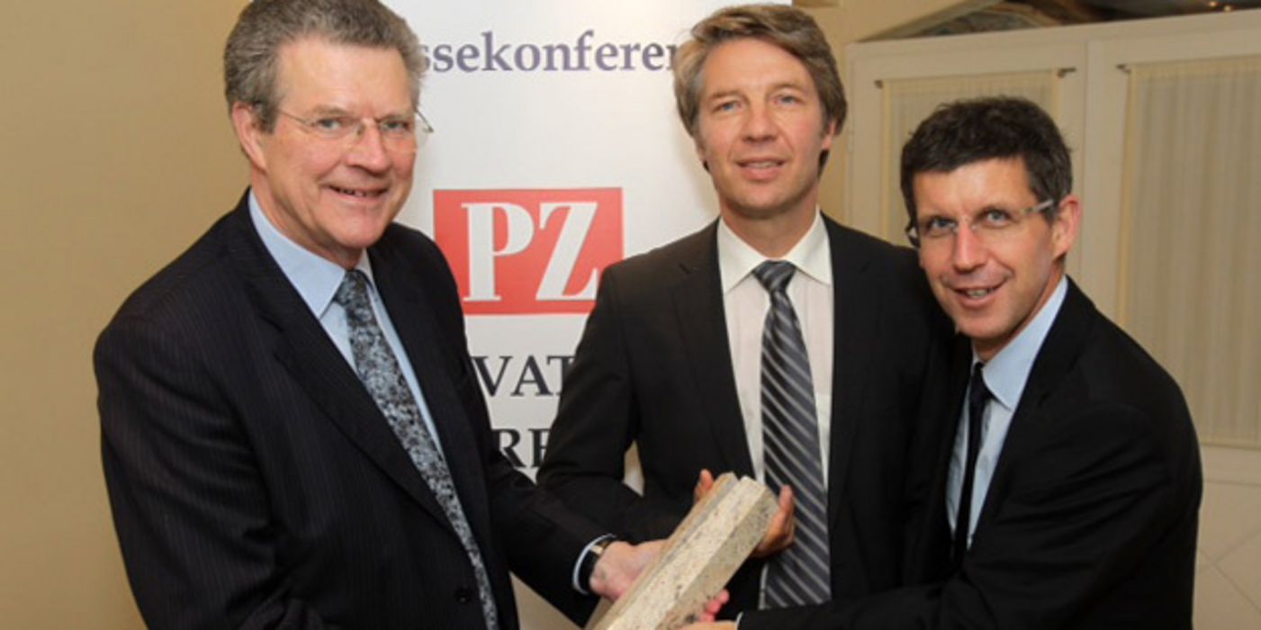 Professor Mork übergibt PZ-Innovationspreis.