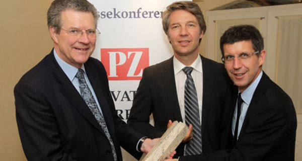 Professor Mork übergibt PZ-Innovationspreis.