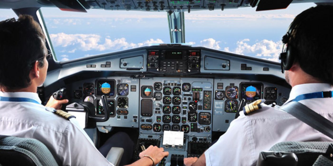 Zwei Piloten im Cockpit eines Flugzeugs