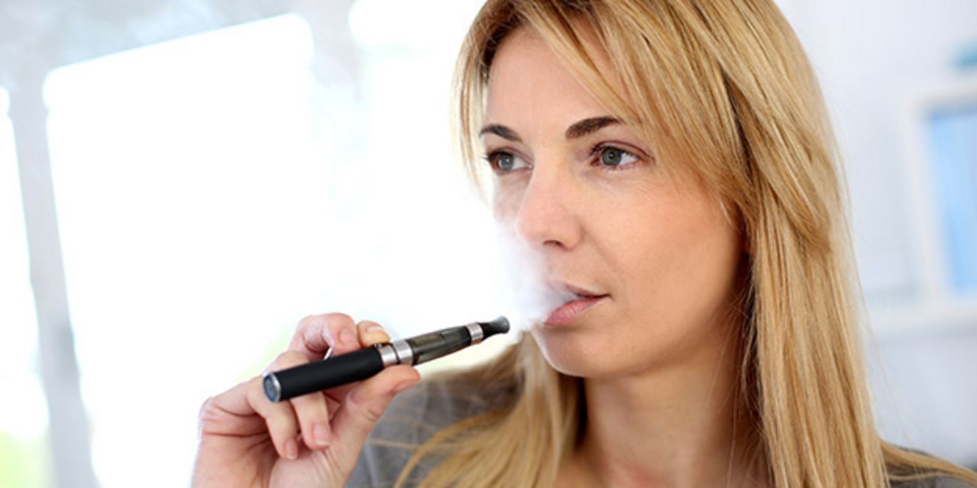 E-Zigaretten werden oft als gesunde Alternative zum Rauchen beworben.