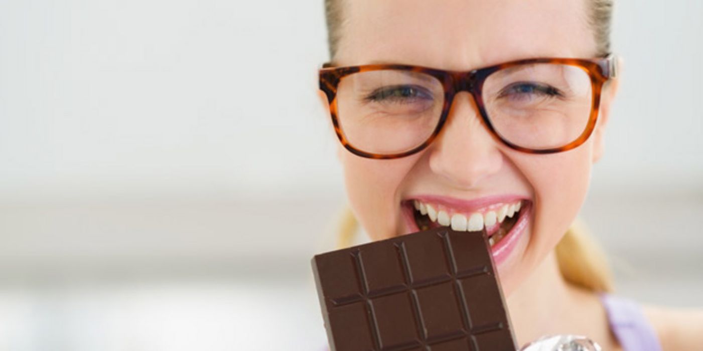 Frauen essen häufiger Schokolade als Männer. Sie könnten von einem positiven Effekt auf das Gehirn also mehr profitieren.