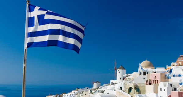 Griechische Flagge mit Santorin im Hintergrund
