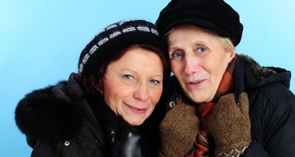 Zwei frierende Seniorinnen