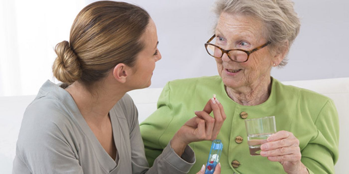 Gerade im Altenheim nehmen die Patienten oft viele Medikamente, die sich gegenseitig beeinflussen.