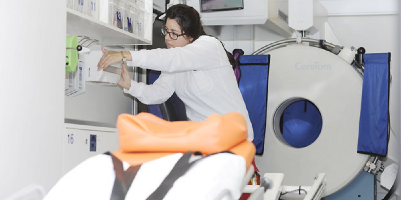 Röntgenassistentin vor CT im STEMO Rettungswagen