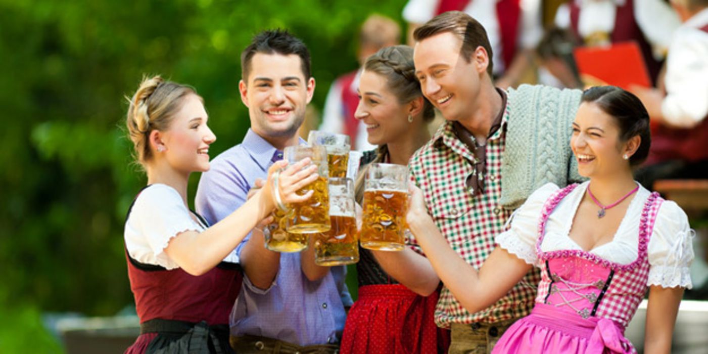 Feiernde Menschen, die Bier trinken