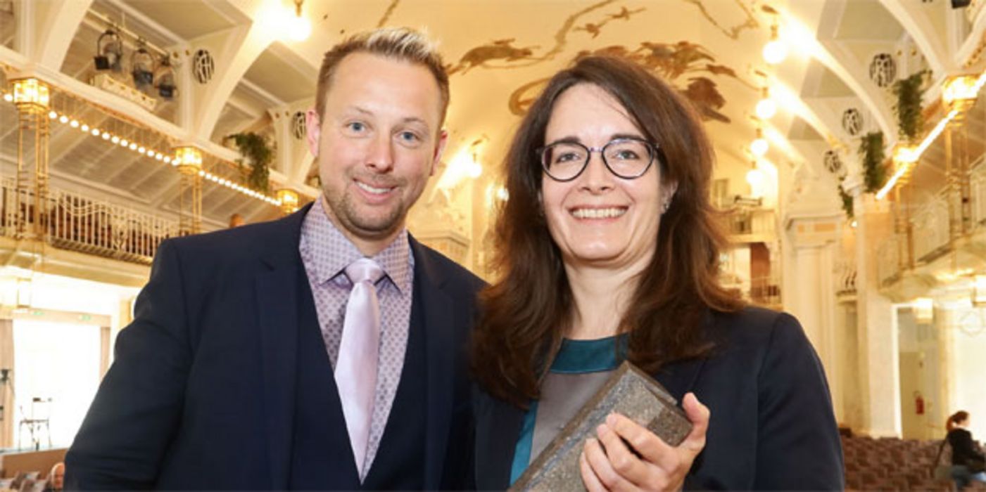 Sven Siebenand, stellvertretender Chefredakteur der PZ, (links) mit Dr. Katja Schmidt, einer Vertreterin der Herstellerfirma, die den Preis für den ausgezeichneten Wirkstoff entgegennahm.