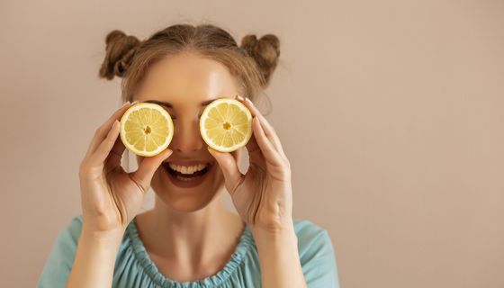 Frau mit zwei Zitronenscheiben vor den Augen
