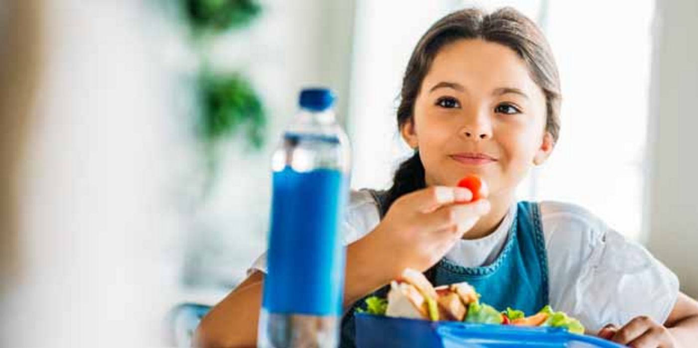 Neben Sport und Abnehmen kann die Umstellung auf eine gesunde Ernährung helfen, hohe Cholesterinwerte zu normalisieren.