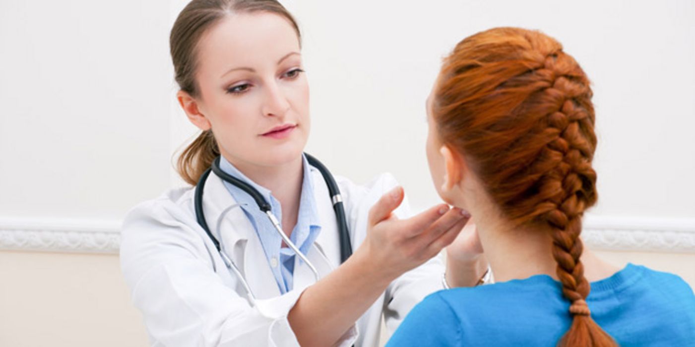 Bei einer Über- oder Unterfunktion der Schilddrüse können vielfältige Beschwerden auftreten. 