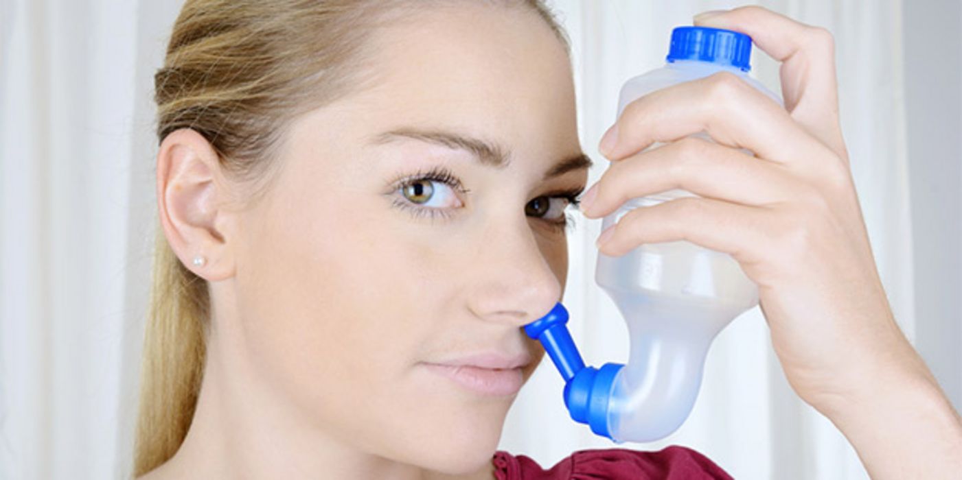 Eine Nasendusche hilft bei chronischen Beschwerden der Nasennebenhöhlen.