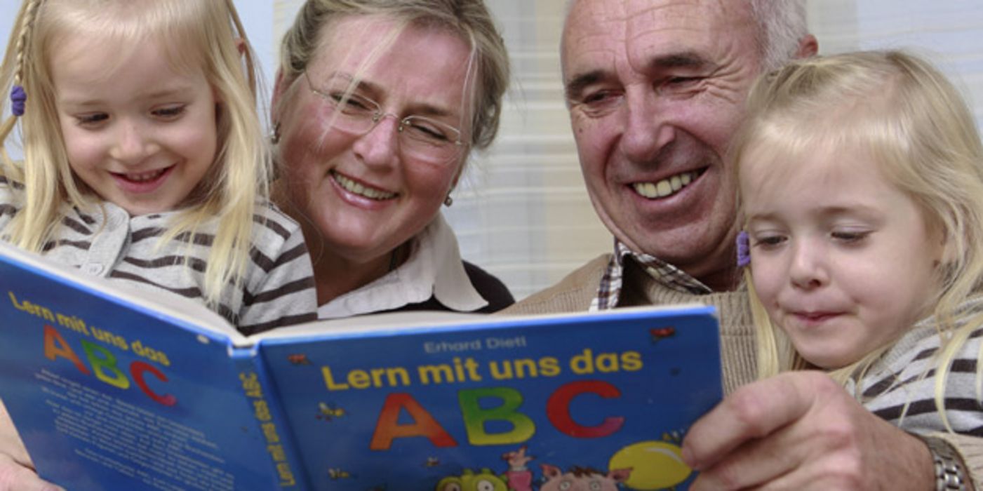 Großeltern beim Vorlesen