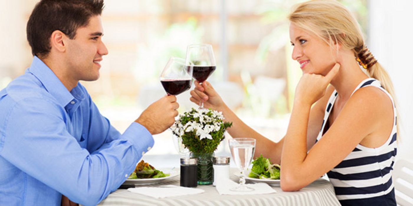Mit vollem Magen reagieren Frauen auf romantische Reize besser.