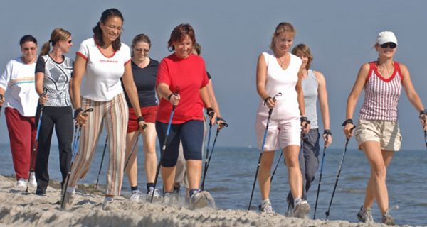 Frauen beim Walken am Strand