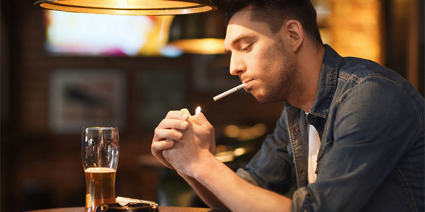 Für viele gehört die Zigarette als Ritual zu einer gemütlichen Stunde dazu.