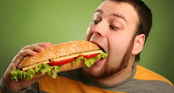 Mann verschlingt Riesen-Sandwich