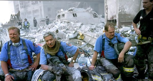 Feuerwehrleute bei Aufräumarbeiten am WTC