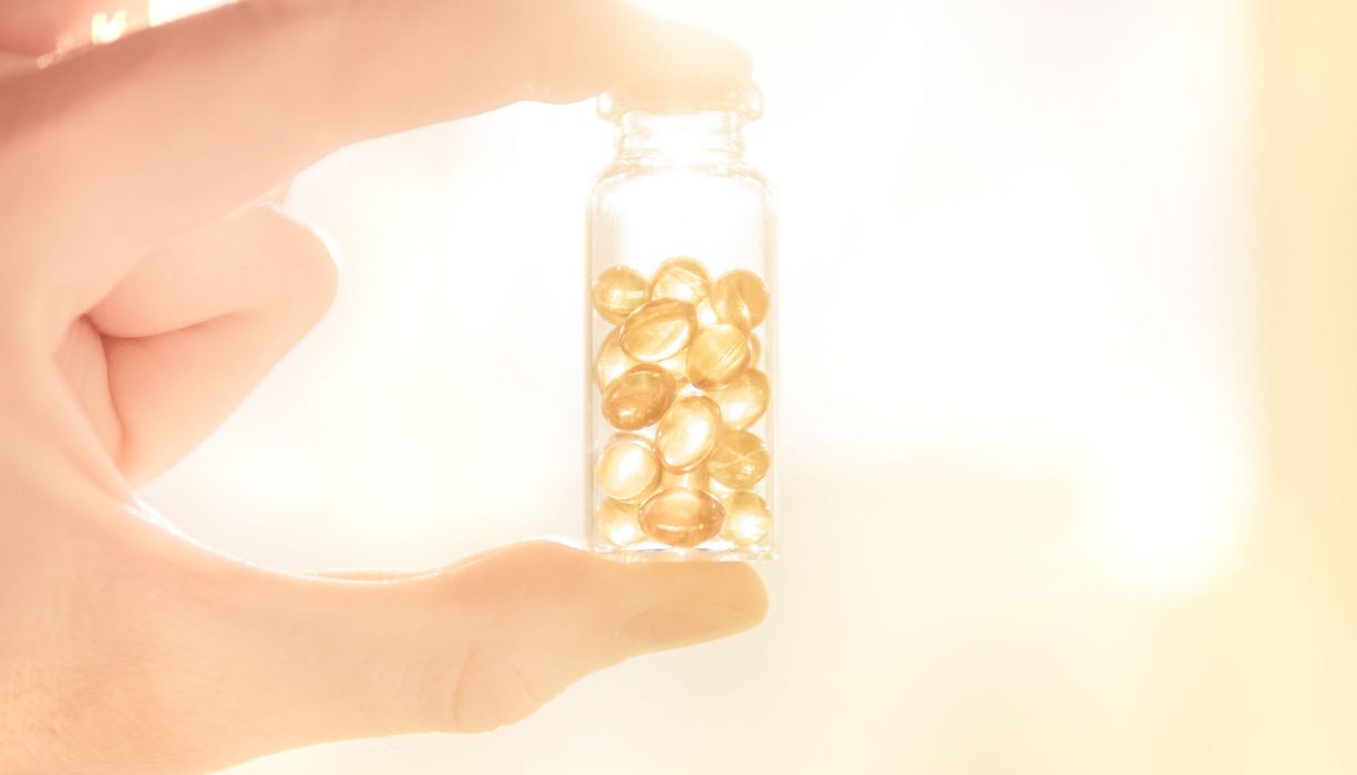 Foto von Vitamin-D-Tabletten in einem Röhrchen.