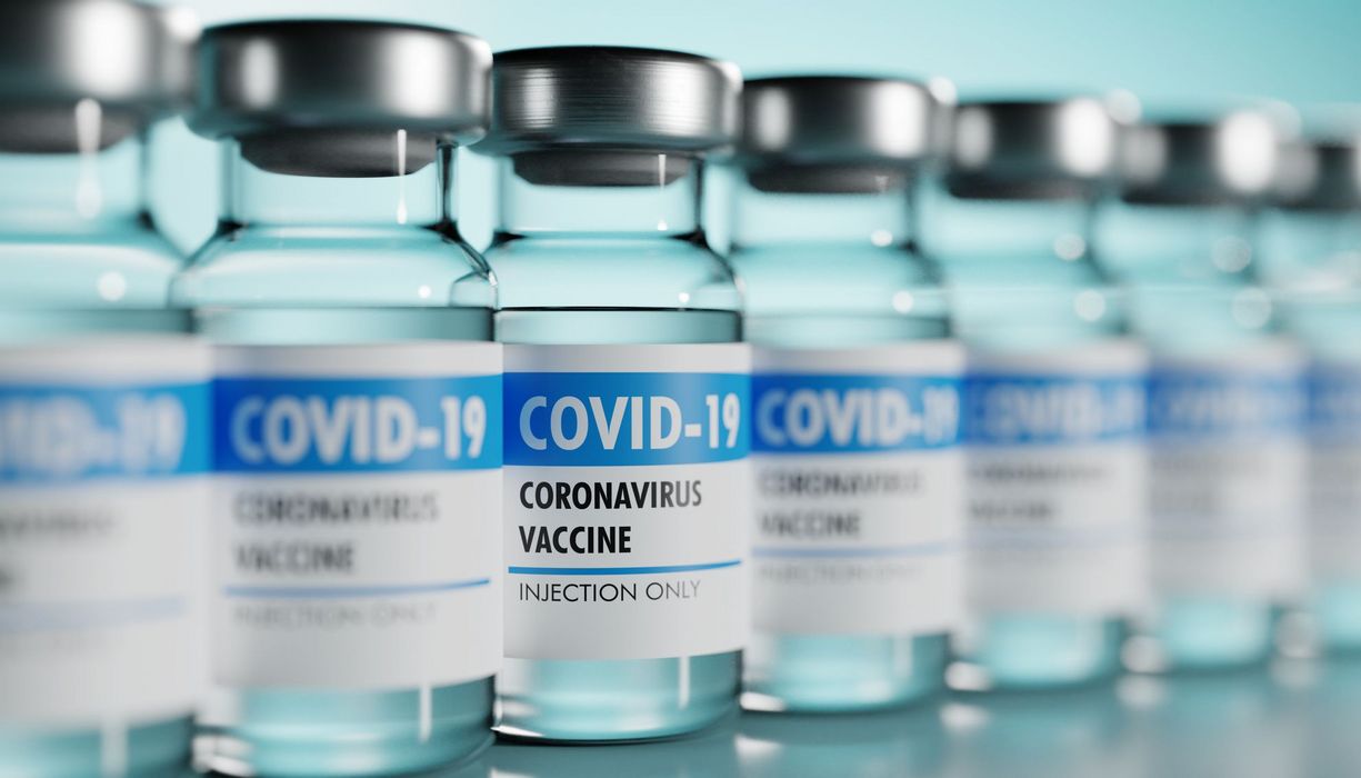 Reihe von Fläschchen mit Covid-19-Impfstoff.