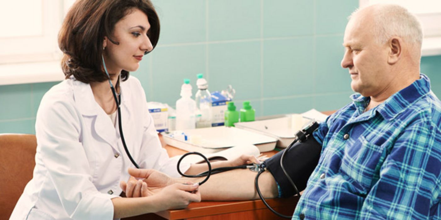 Eine Blutdruck-Messung beim Arzt kommt nicht immer auf richtige Ergebnisse.